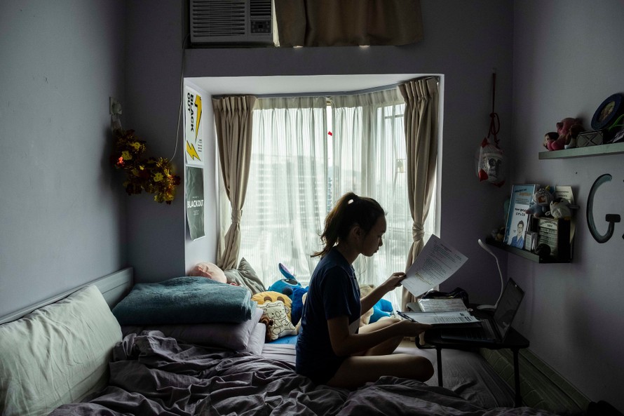 Một nữ sinh Hong Kong học online tại nhà. Ảnh: NY Times