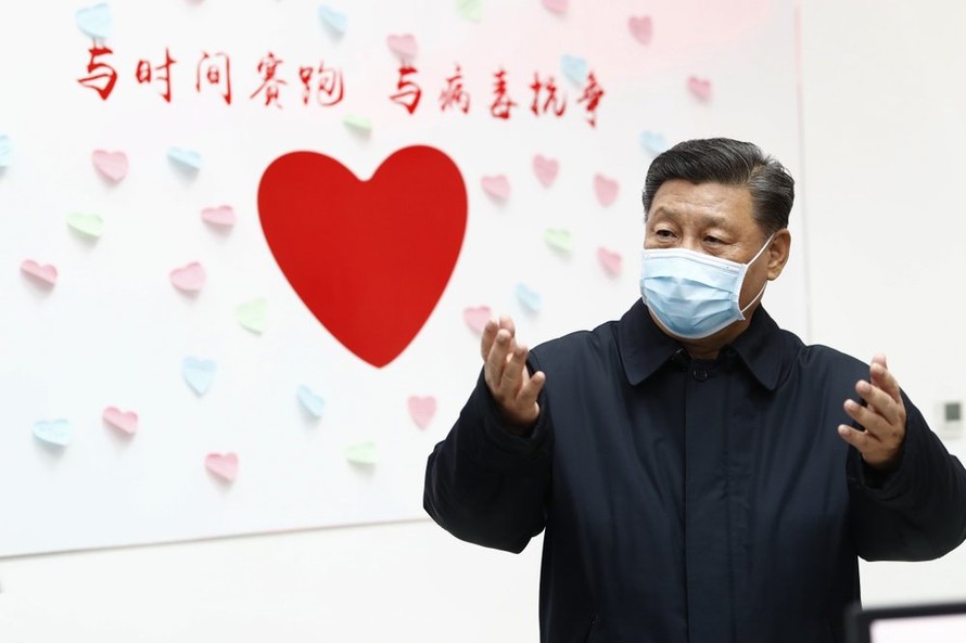 Chủ tịch Trung Quốc Tập Cận Bình đứng cạnh khẩu hiệu "Chạy đua với thời gian, chống lại virus" khi tới thị sát trung tâm kiểm soát dịch bệnh ở Bắc Kinh. Ảnh: AP