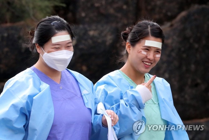 Các y tá tại Daegu vẫn lạc quan dù khối lượng công việc những ngày này hết sức nặng nhọc. Ảnh: Yonhap