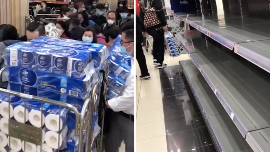 Những người Hồng Kông đang hoảng loạn mua giấy vệ sinh trong một cửa hàng tạp hóa