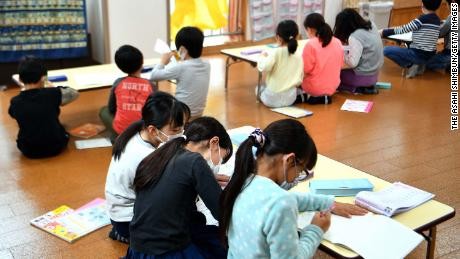 Học sinh đeo khẩu trang phòng chống dịch bênh tại một trường học ở Nhật.