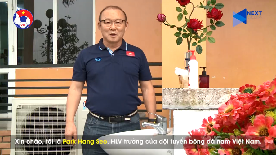 HLV Park Hang-seo tham gia chiến dịch 'Thử thách rửa tay đúng cách'