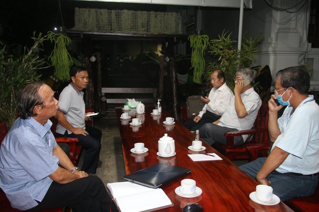 Chủ tịch UBND tỉnh Đồng Tháp Nguyễn Văn Dương (ngồi trong cùng bên trái) tổ chức họp khẩn ngay trong đêm khi biết tại khu cách ly tập trung trường quân sự tỉnh có 4 trường hợp dương tính với COVID-19
