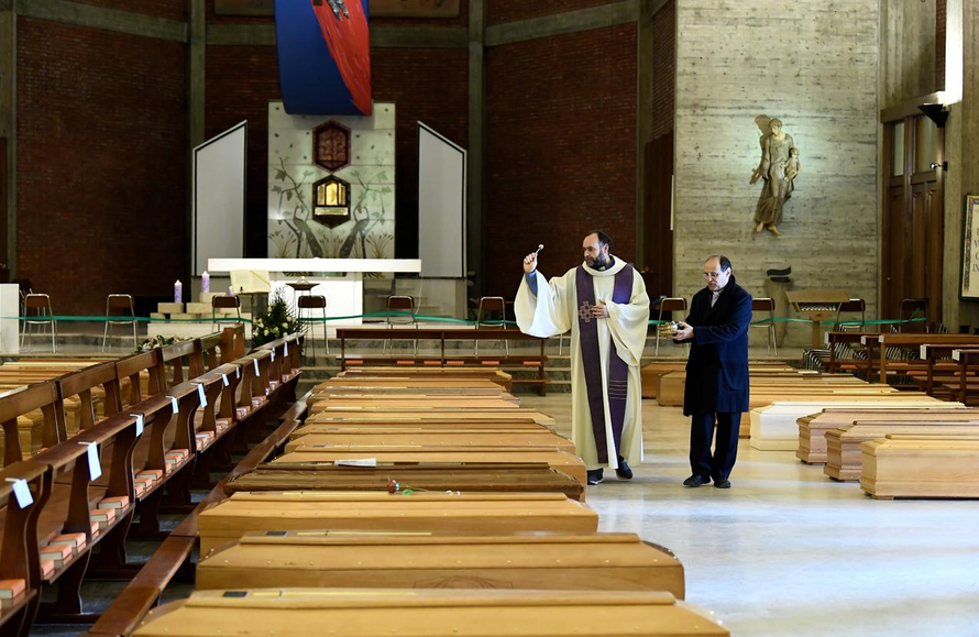 Linh mục Ý trải lòng về những đám tang mùa dịch