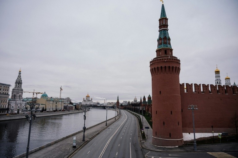 Đường phố Moscow vắng bóng xe cộ. Ảnh: AFP