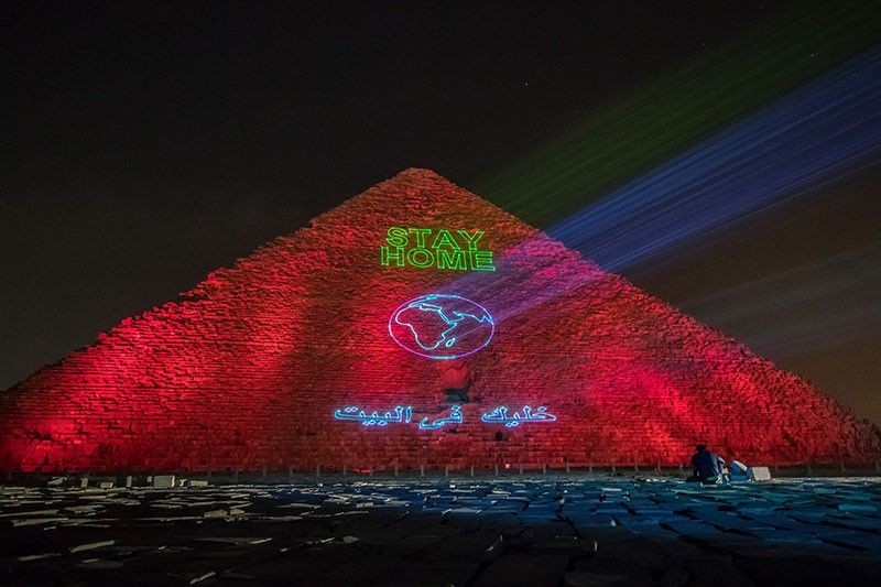 Kim tự tháp Giza thắp sáng thông điệp 'Ở nhà'