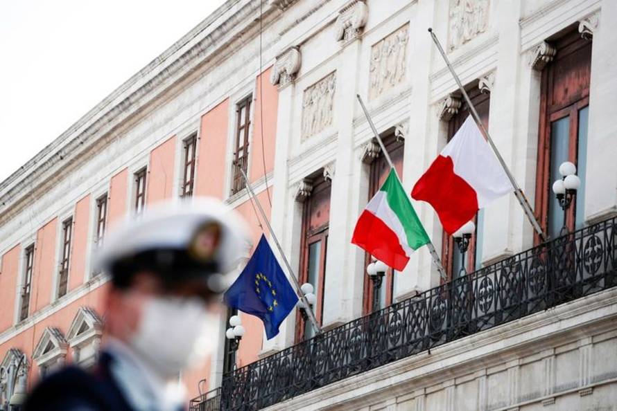 Ý và Vatican treo cờ rủ tưởng niệm các nạn nhân tử vong vì COVID-19