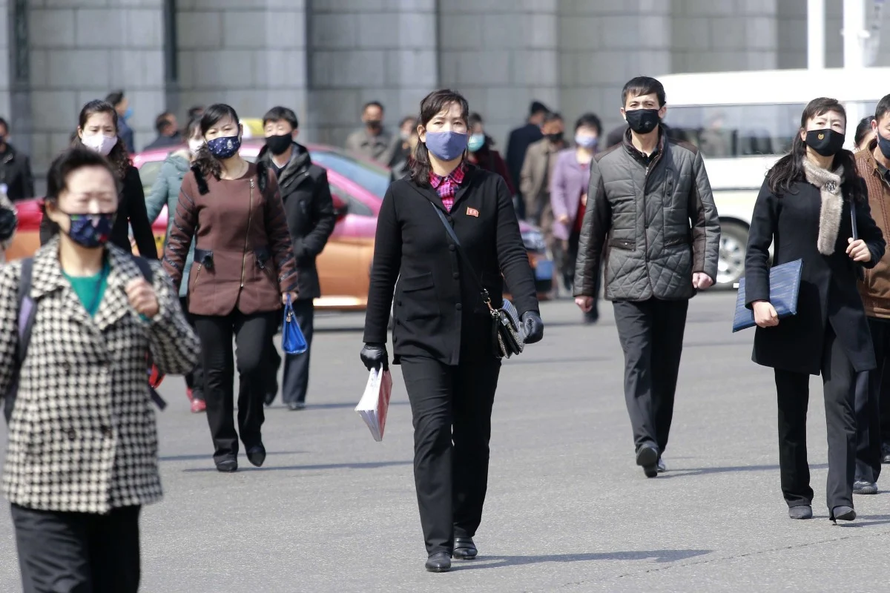 Người dân Bình Nhưỡng đeo khẩu trang khi ra đường. Ảnh: AP