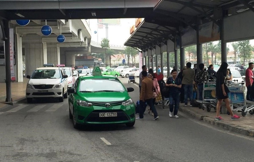 Hà Nội yêu cầu taxi dừng hoạt động đón khách tại sân bay Nội Bài