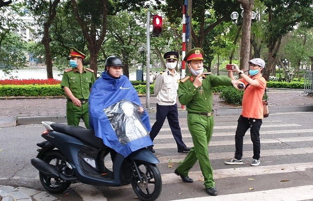  Công an quận Hoàn Kiếm xử lý người dân không đeo khẩu trang trên địa bàn. Ảnh: Kinh tế & Đô thị