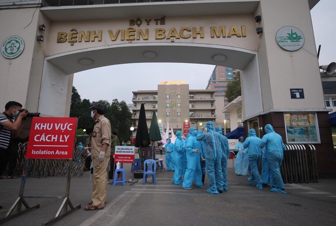 158 nhân viên y tế BV Bạch Mai trở về nhà sau khi cách ly tập trung