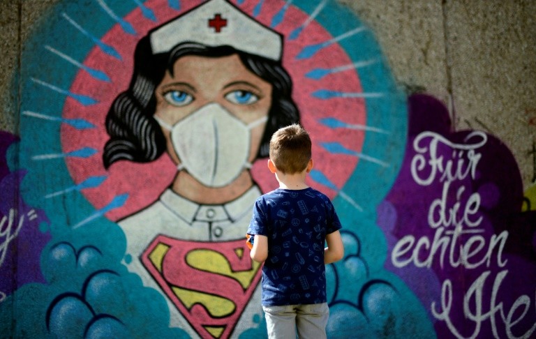 Đối với nhân loại lúc này, các nhân viên y tế đều là những người hùng. Ảnh: AFP