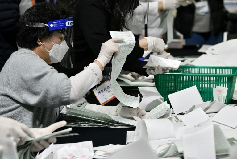Chống dịch COVID-19 thành công, đảng cầm quyền Hàn Quốc thắng lớn tại bầu cử quốc hội 