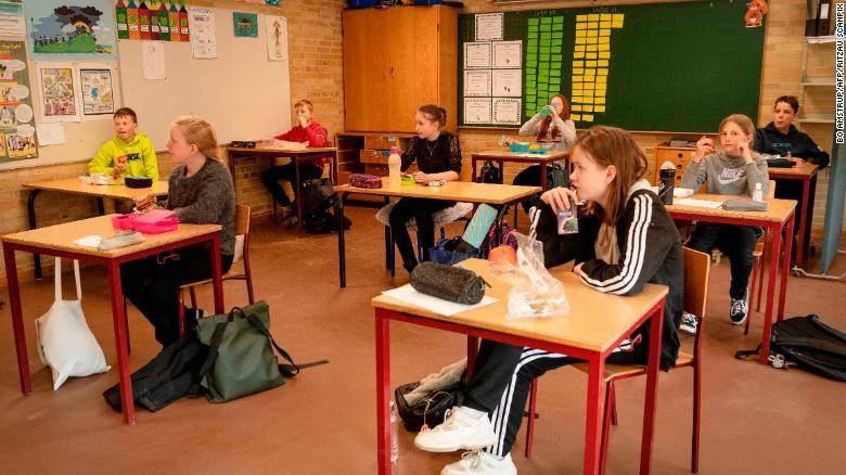 Học sinh được nghỉ trưa tại trường công lập Korshoejskolen ở Randers, Đan Mạch. Ảnh: CNN