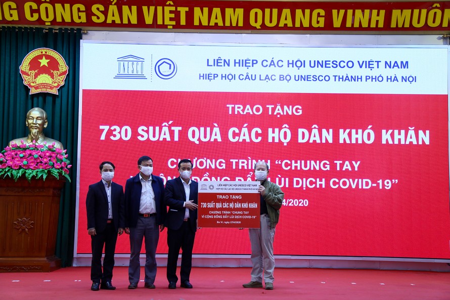 Ông Nguyễn Xuân Thắng - Chủ tịch Liên hiệp các Hội UNESCO Việt Nam, trao tặng quà cho bà con khó khăn huyện Ba Vì.