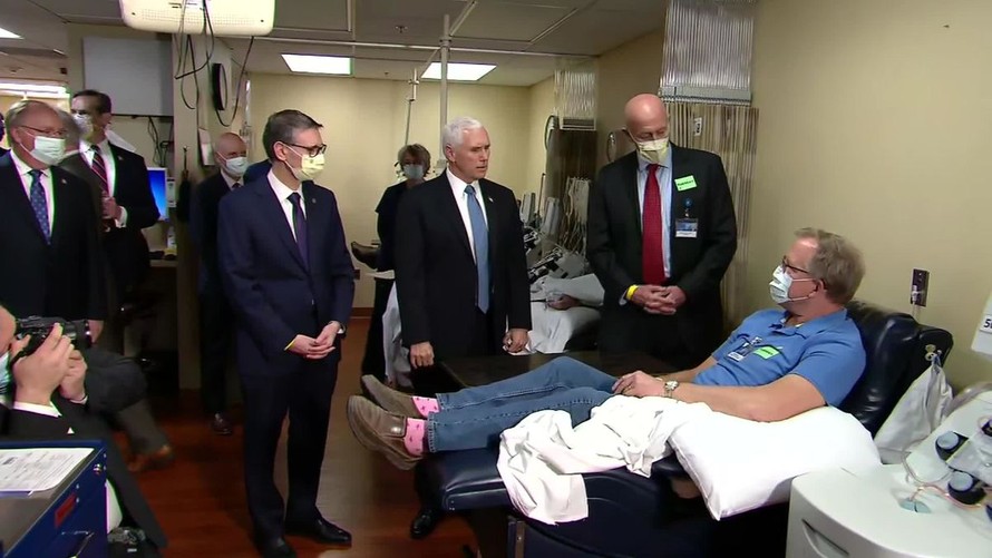 Phó Tổng thống Mỹ không đeo khẩu trang khi thăm bệnh viện