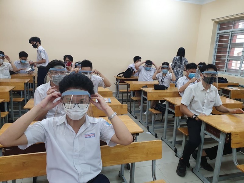 Bộ GD&ĐT: Không có quy định học sinh đeo kính chắn trong lớp
