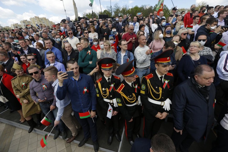 Người Belarus đổ ra đường xem duyệt binh bất chấp dịch bệnh