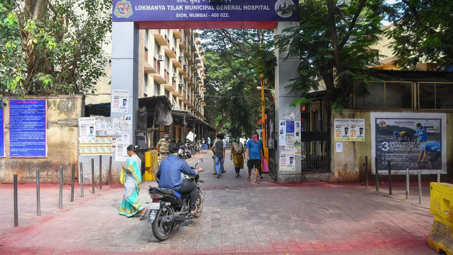 Bệnh viện Lokmanya Tilak là ví dụ điển hình cho tình trạng quá tải của hệ thống y tế Mumbai. Ảnh: AFP