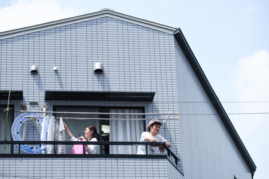 Susumu Kataoka và vợ Aki tại nhà riêng ở Tokyo. Ảnh: NY Times