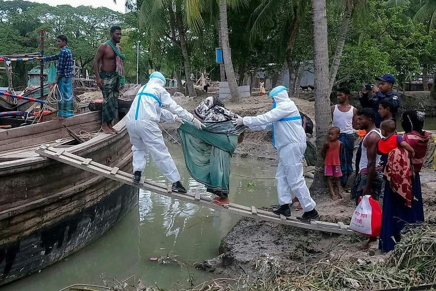 Các nhà chức trách sơ tán người dân khỏi đảo Bhola,Bangladesh. Ảnh: AFP