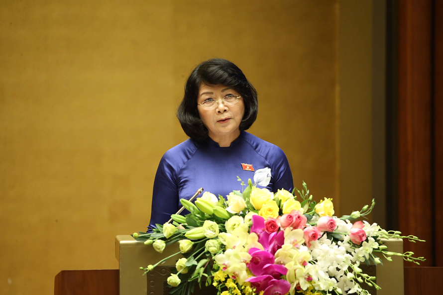 Phó Chủ tịch nước Đặng Thị Ngọc Thịnh đọc Tờ trình trước Quốc hội. Ảnh: VGP