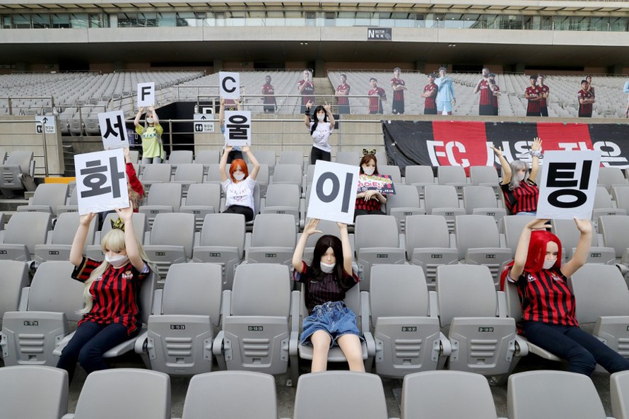 FC Seoul đối diện án phạt do dùng búp bê tình dục thay người hâm mộ