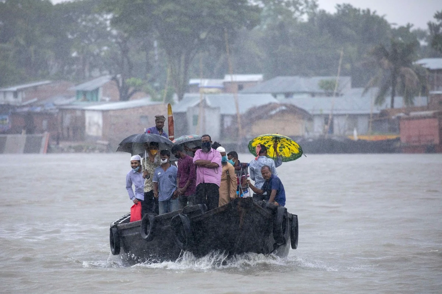 Người dân Bangladesh vượt sông khi bão Amphan đổ bộ vào nước này. Ảnh: SCMP