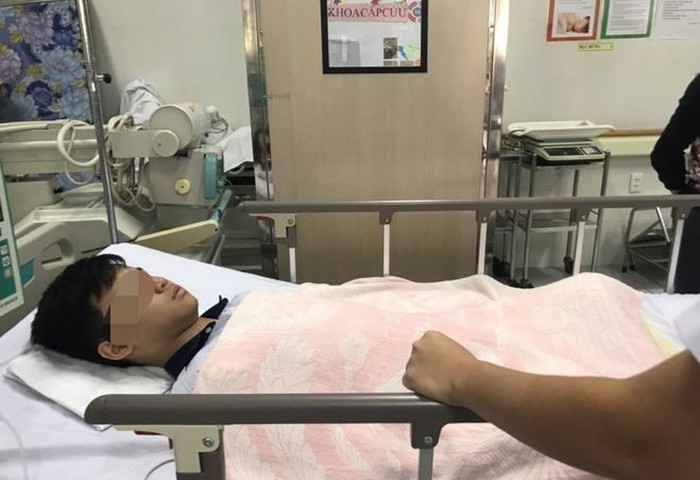 Một học sinh được điều trị tại khoa Cấp cứu, bệnh viện Nhi đồng 2.