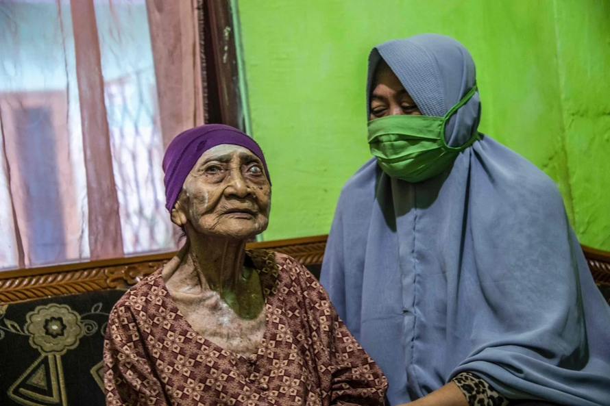 Indonesia: Cụ bà 100 tuổi đánh bại COVID-19