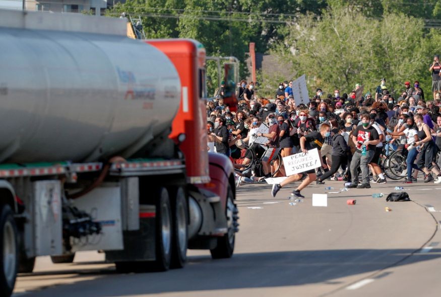 Xe tải chở dầu lao vào đám đông biểu tình ở Mỹ