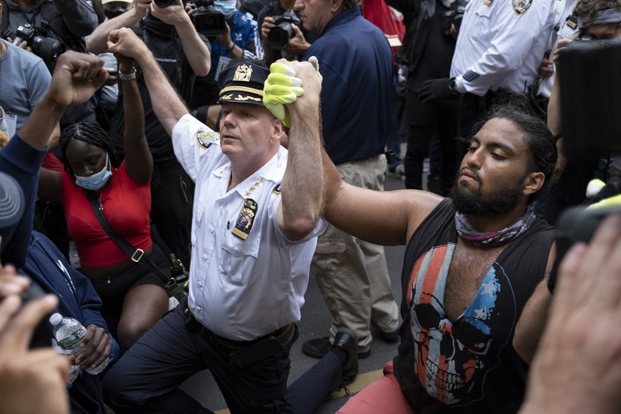 Cảnh sát trưởng New York quỳ gối cùng người biểu tình 