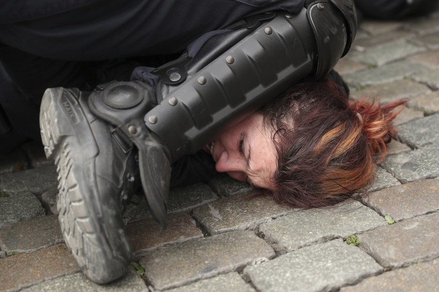 Cảnh sát đang khống chế một người biểu tình thuộc phong trào áo gi-lê vàng tại thủ đô Brussel, Bỉ vào ngày 26/5/2019. Ảnh: AP