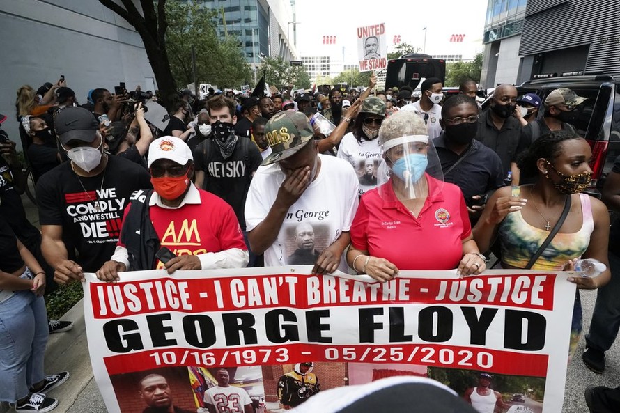 LaTonya Floyd (áo trắng chính giữa), tham gia tuần hành phản đối sau cái chết của anh trai mình là George Floyd. Ảnh: AP