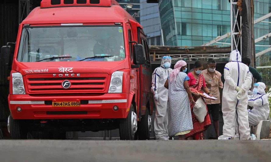 Bệnh nhân mắc COVID-19 tại Mumbai được đưa đi sơ tán. Ảnh: The Guardian