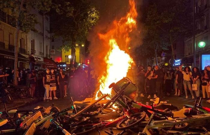 Người biểu tình đối lửa trên đường phố Paris. Ảnh: AFP
