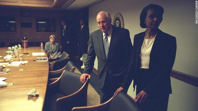 Phó Tổng thống Dick Cheney với Cố vấn An ninh Quốc gia Condoleezza Rice trú ẩn tại Trung tâm Hoạt động Khẩn cấp của Tổng thống, ngày 11 tháng 9 năm 2001. Ảnh: CNN
