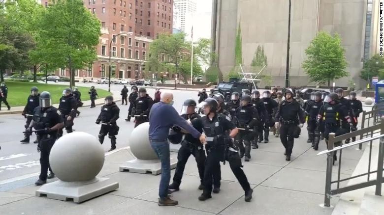 Cảnh sát Mỹ bị đình chỉ công tác do xô ngã người biểu tình