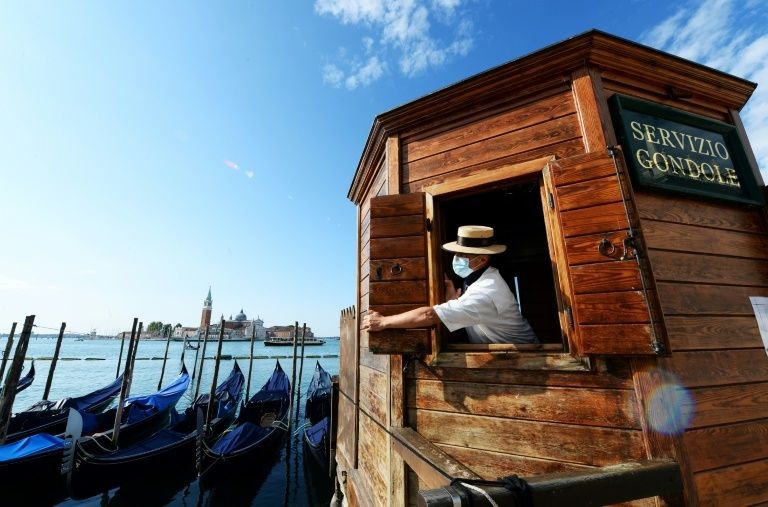 Một người lái đò trên kênh đào Venice đang đeo khẩu trang. Ảnh: AFP