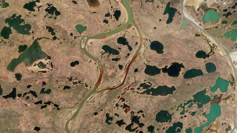 Ảnh chụp từ trên cao dòng sông Ambarnaya giữa vụ tràn dầu tại Bắc Cực. Ảnh: AFP
