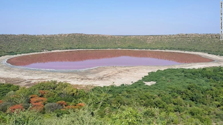 Nước hồ 5 vạn năm tuổi bất ngờ đổi màu hồng