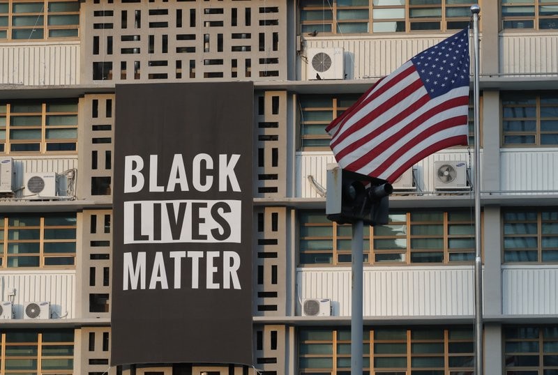 Tấm áp phích Black Lives Matter được treo tại Đại sứ quán Mỹ tại Seoul vào ngày 14/6. Ảnh: AP