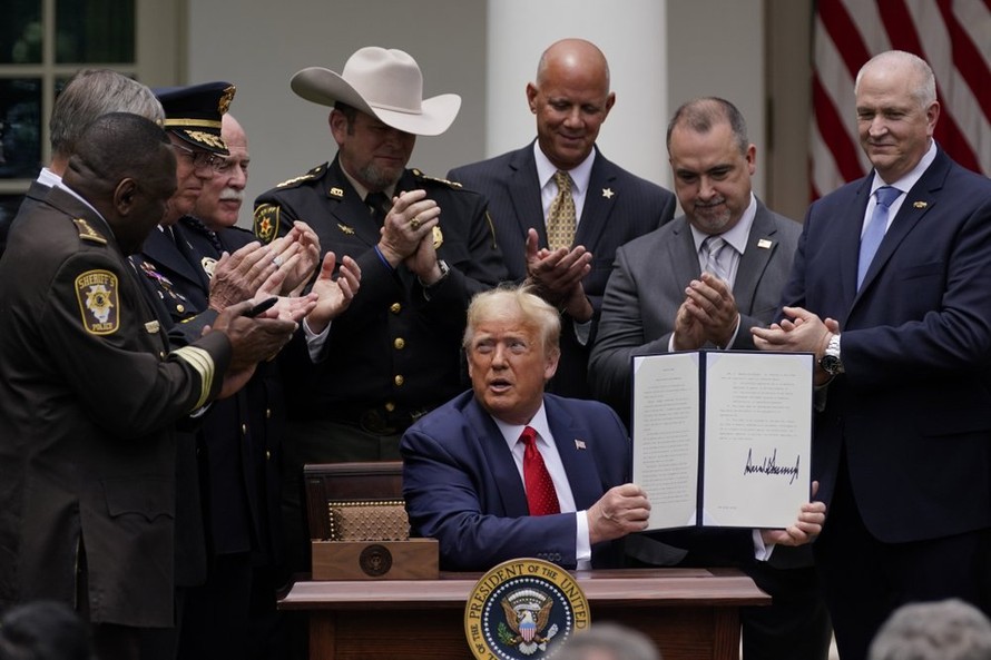 Trump ký sắc lệnh cải cách hệ thống cảnh sát