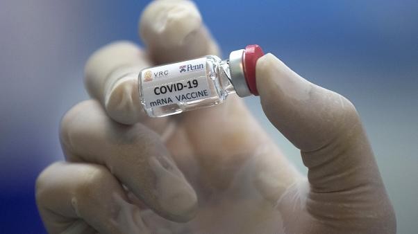 'Con người sẽ không thể tự miễn dịch trước COVID-19'