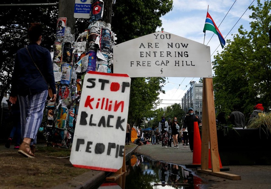 Người biểu tình lập rào chắn tại khu vực Capital Hill Organized Protest (CHOP), trước đây từng là Phân khu phía đông của Sở cảnh sát thành phố Seattle. Ảnh: REUTERS