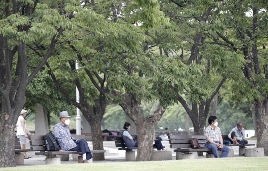 Người dân đeo khẩu trang tại một công viên ở trung tâm Seoul. Ảnh: AP