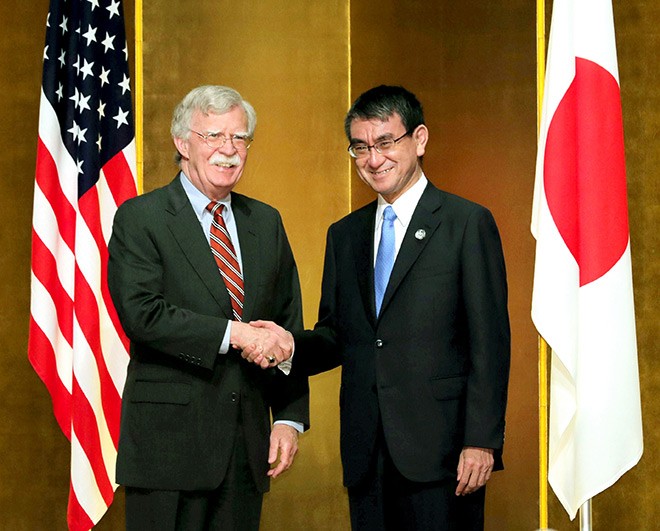 Cựu cố vấn an ninh Mỹ John Bolton bắt tay với Bộ trưởng Ngoại giao Nhật Bản Taro Kono tại Osaka vào ngày 27/6/2019. Ảnh: Kyodo News