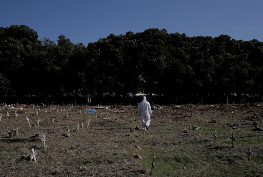Một nhân viên y tế đang đi qua nghĩa trang Sao Francisco Xavier, nơi chôn cất những bệnh nhân tử vong do COVID-19. Ảnh: REUTERS
