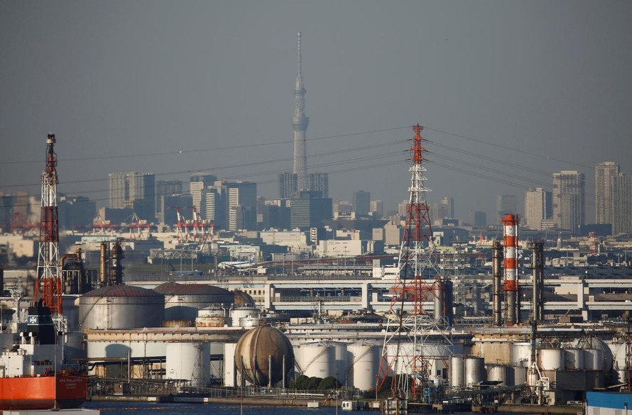 Những ống khói của một khu tổ hợp công nghiệp tại Tokyo, Nhật Bản. Ảnh: REUTERS