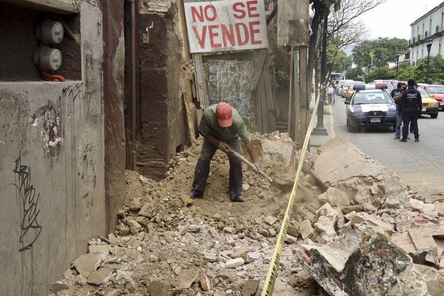 Một người đàn ông dọn dẹp đống đổ nát sau trận động đất ở Oaxaca. Ảnh: AP